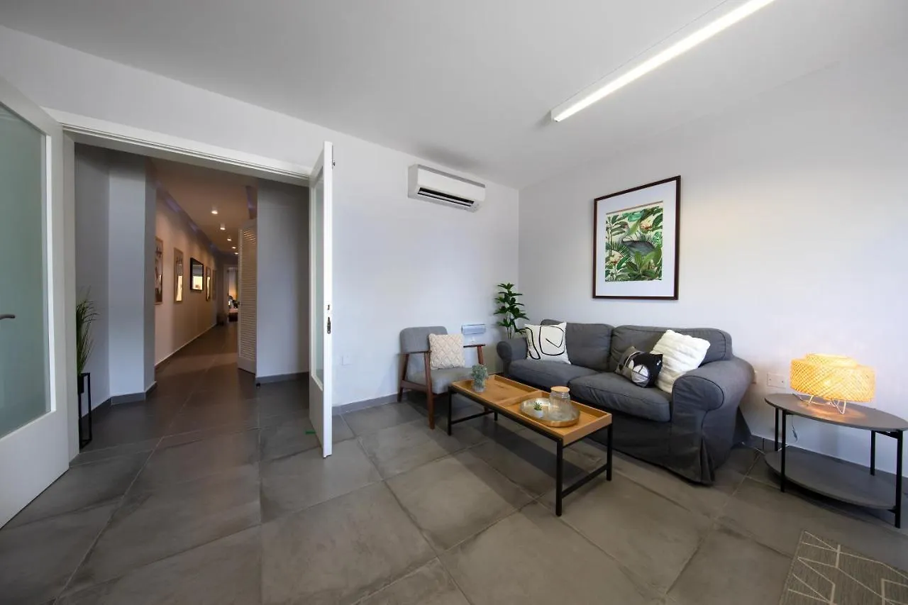 Modern Seafront 3Bedrooms With Spacious Yard Jlin1-1 Sliema